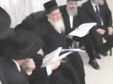 הדיינים אומרים לאלמנה לומר: "מאן יבמי"