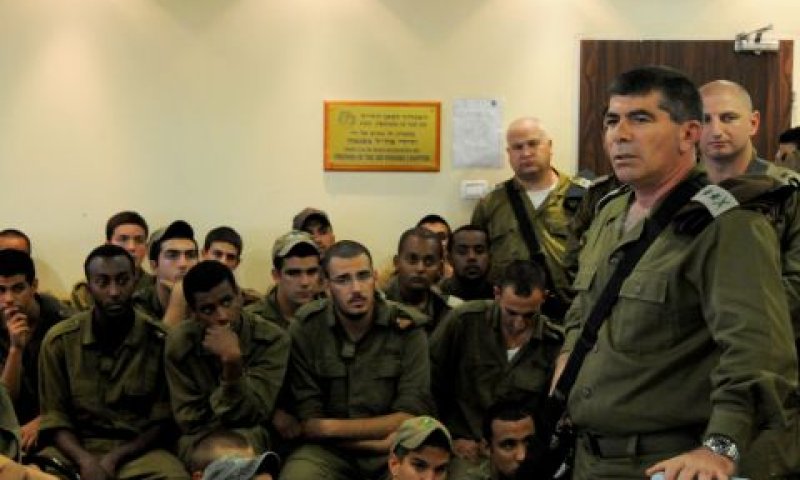 אשכנזי והלוחמים [צילום: דו"צ]