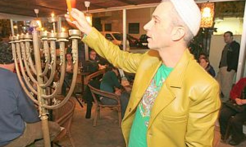 אברי גלעד מדליק נרות [צילום: יח"צ]