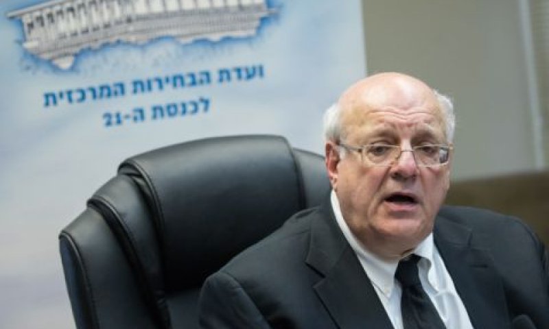 מלצר. חשד לזיופים בכסרא-סמיע ובעפולה [צילום: נועם ריבקין-פנטון, פלאש 90]