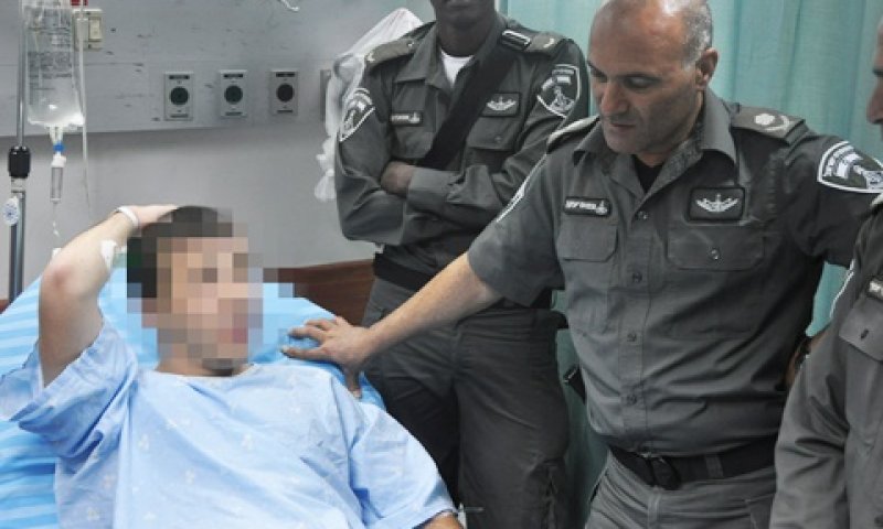 ניצב יעקב מבקר את הלוחם שנפצע בתקרית [צילום: דובר המשטרה]