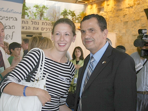 השר יעקב אדרי עם העולה מניו יורק רחל גלזר [צילום: יצחק אלהרר/סקופ 80]