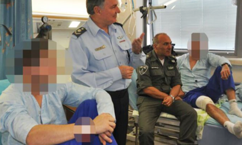 המפכ"ל דנינו עם הלוחמים [צילום: משטרת ישראל]