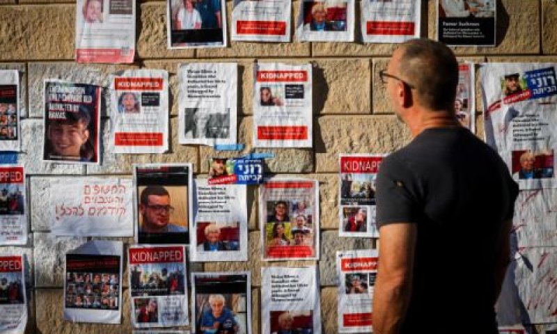 כרזות עם תמונות החטופים והנעדרים מחוץ למשרד הביטחון [צילום: חיים גולדברג/פלאש 90]