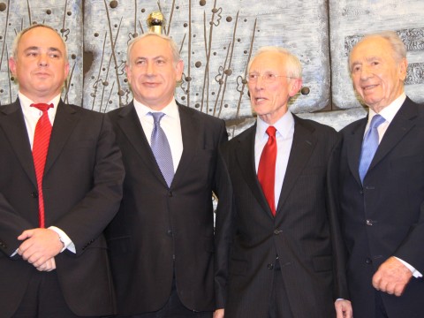הנשיא פרס, הנגיד פישר, ראש הממשלה נתניהו ושר האוצר שטייניץ [צילום: יוסף אבי יאיר אנגל ]