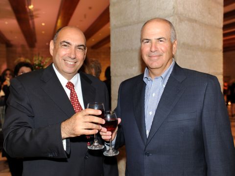 הנרי טייג ודודי אשכנזי מרימים כוסית [צילום: יח"צ]