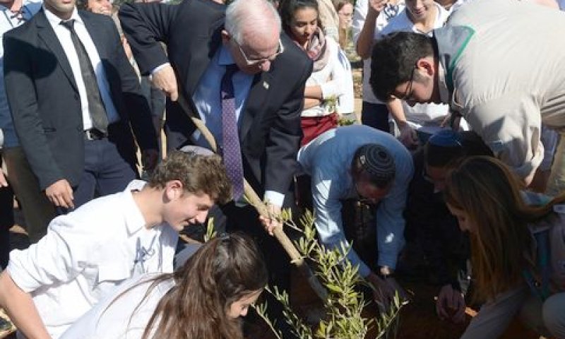 ריבלין שותל עם המתנחלים [צילום: מארק ניימן/לע"מ]
