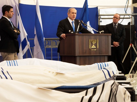 ראש הממשלה, בנימין נתניהו, בהלוויה [צילום: פלאש 90]