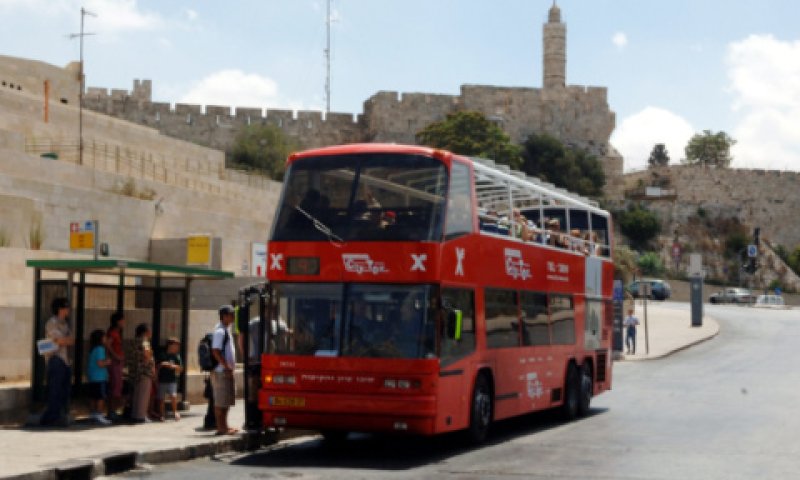 אוטובוס תיירותי דו-קומתי בירושלים בשנת 2005 [צילום: משה מילנר/לע"מ]