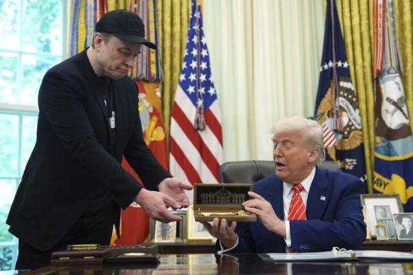טראמפ, מאסק. מי בעל הבית: בעל ההון או הנשיא הנבחר [צילום: AP/Evan Vucci)]