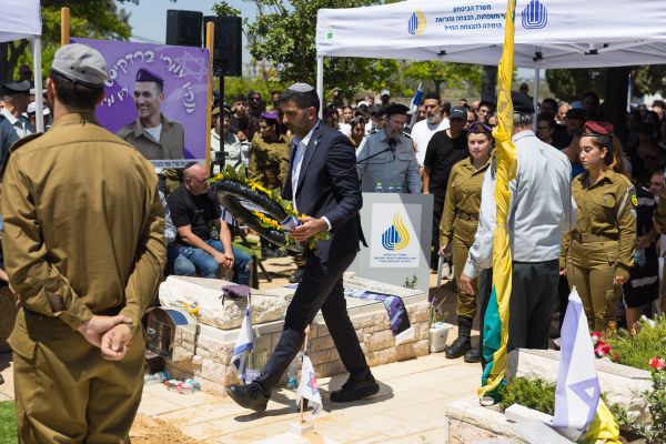 השר קרעי מניח את זר הממשלה [צילום: לירון מולדובן/פלאש 90]