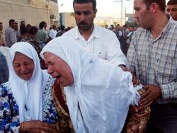 קרובי משפחתם של ההרוגים [צילום: AP]