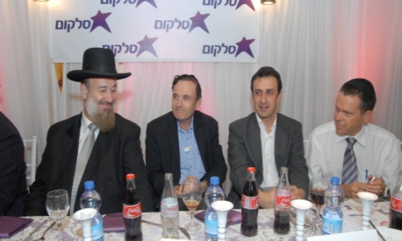 הסעודה החגיגית. מנכ"ל סלקום ליד הרב מצגר [צילום: יחסי ציבור]