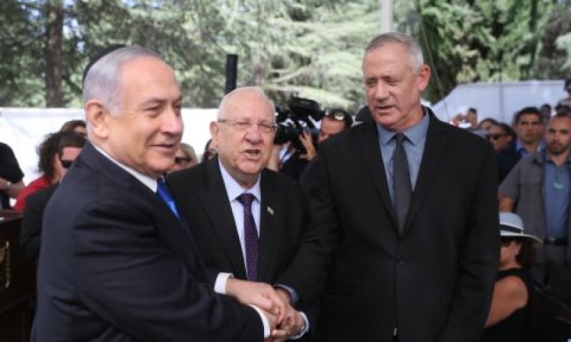 נתניהו וגנץ. לחיצת יד משותפת [צילום: יונתן זינדל/פלאש 90]
