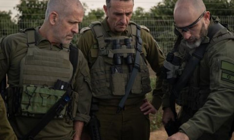 הרצי הלוי ורונן בר מקבלים סקירה [צילום: דובר צה''ל]