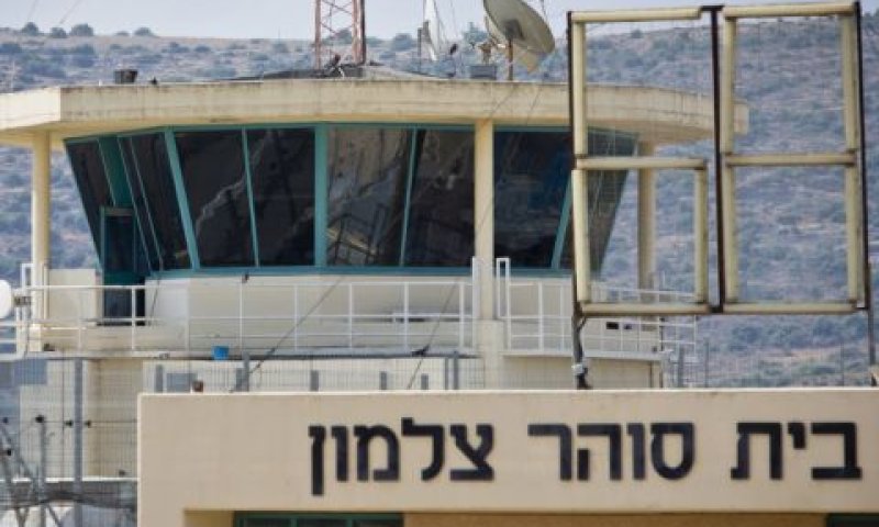 480 תאים ללא דלת בין השירותים למגורים [צילום: משה שי, פלאש 90]