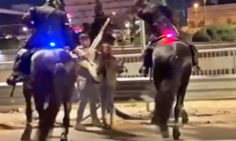 פרשים משטרתיים התנהלו באלימות נגד מפגינים [צילום: שימוש לפי סעיף 27א]