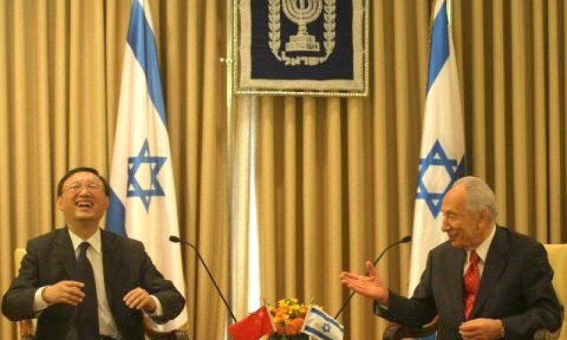 פרס עם שר החוץ הסיני [צילום: פלאש 90]