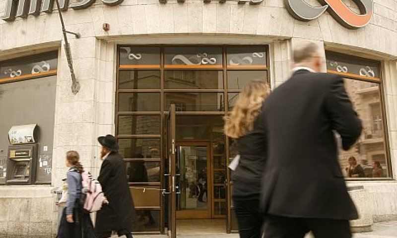 הבנק קטע באבחת חרב אכזרית [צילום: פלאש 90]