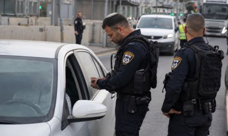 נוסע סמוי חשף הסעות פיראטיות במעבר שועפאט [עיבוד AI]