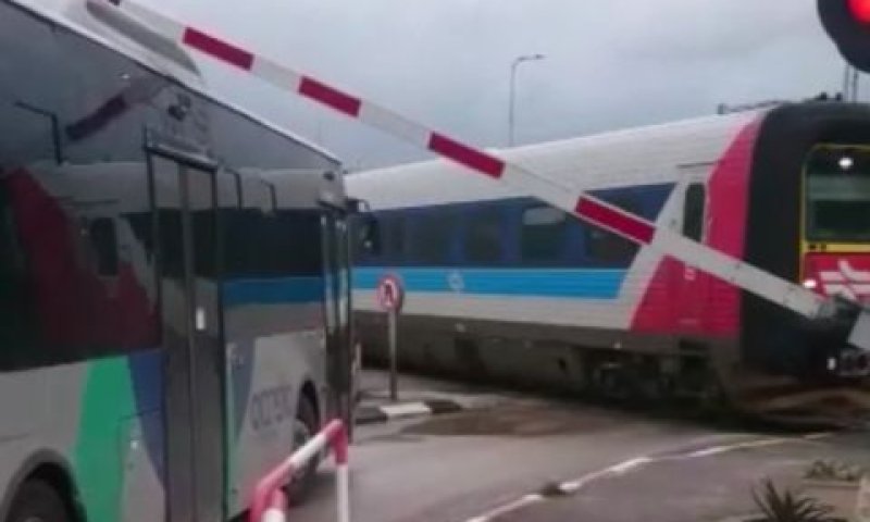מחסום יורד על אוטובוס של סופרבוס שנתקע על המסילה