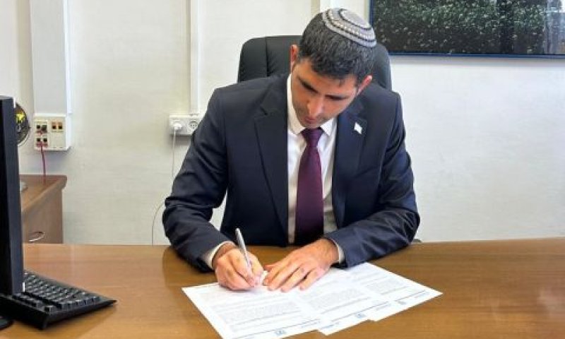 השר קרעי חותם על הצווים [צילום: משרד התקשורת]