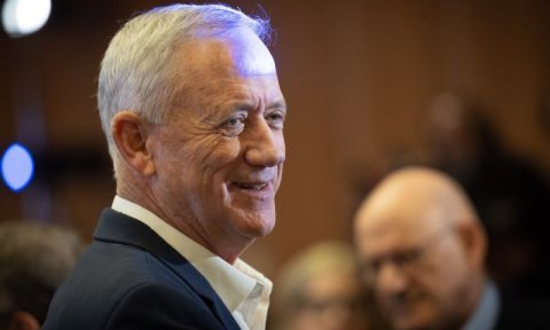 גנץ. נוסע בניגוד ללתקנון [צילום: יונתן זינדל/פלאש 90]