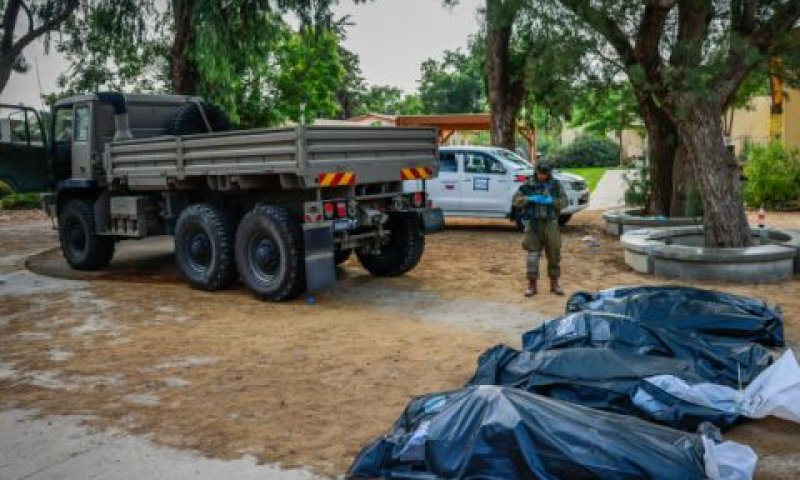 גופות בכפר עזה [צילום: חיים גולדברג/פלאש 90]