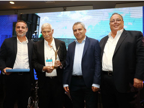 דורון כהן, יו"ר ובעלים דן אנד ברדסטריט, שר הבינוי והשיכון זאב אלקין, אבי בן אברהם, יו"ר צמח המרמן, אריאל שרייבר, סמנכ"ל מכירות ושיווק בדן אנד ברדסטריט [צילום: ניב קנטור]