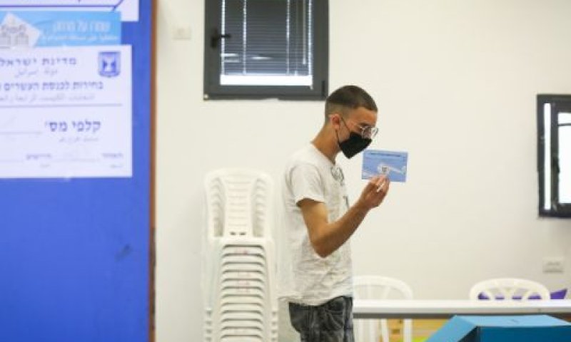 מצביע בקלפי [צילום: דוד כהן/פלאש 90]
