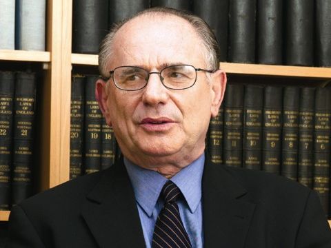 עו"ד אהרן פולק. מייצג את האחיות