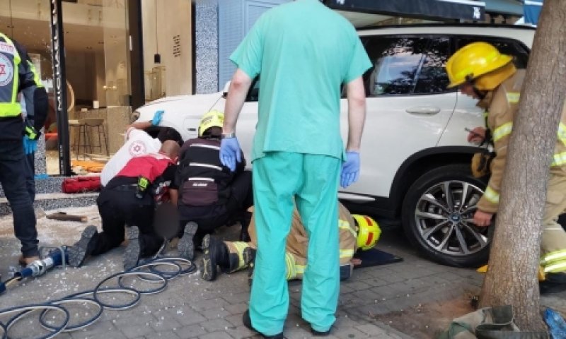 כוחות ההצלה בזירת התאונה בתל אביב [צילום: תיעוד מבצעי מד"א]