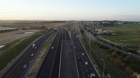 כביש החוף (2) לדרום. מימין קיבוץ שפיים ומשמאל הדרך המחברת [צילום: נתיבי ישראל]