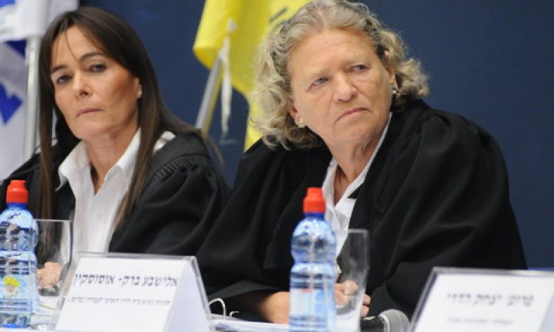 השופטות אלישבע ברק ואורלי סלע במכללת נתניה. אסור להפלות