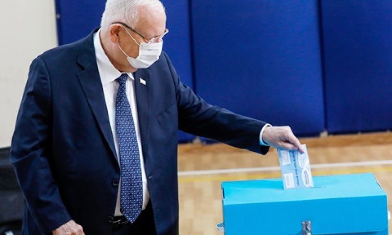 הנשיא ריבלין מצביע [צילום: אוליביה פיטוסי, פלאש 90]
