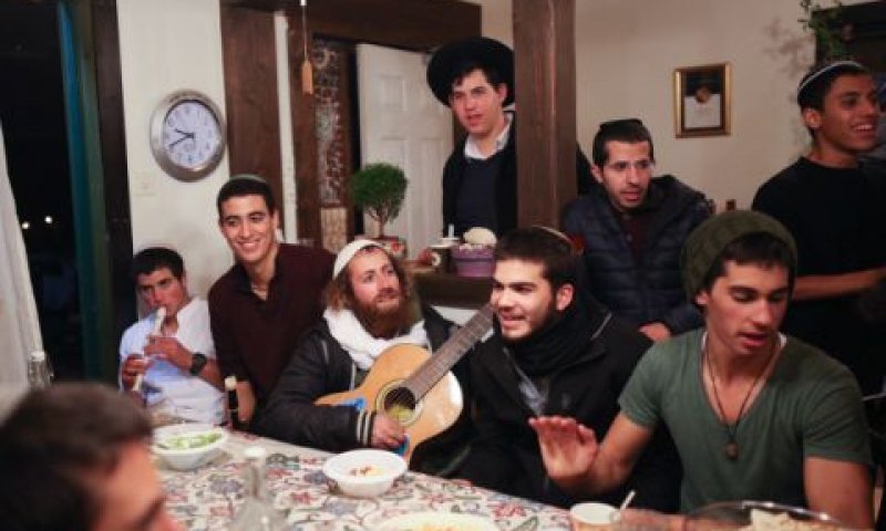 מאות צעירים הגיעו למחות על פינוי [צילום: מרים אלסטר, פלאש 90]
