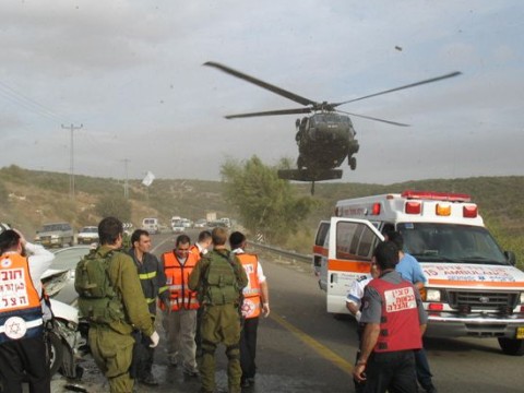 מסוק של יחידת החילוץ של חיל האוויר מגיע לפנות את הפצוע בצומת האלה