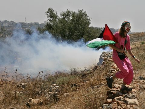 ליצן בהפגנה בבילעין [AP]