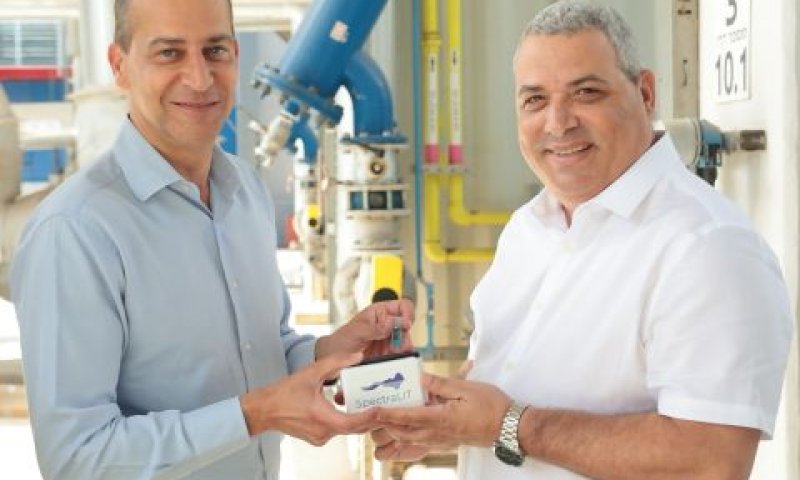 מימין לשמאל: מנכ"ל ניוסייט אלי אסולין, מנכ"ל מקורות אלי כהן [צילום: אוראל כהן]