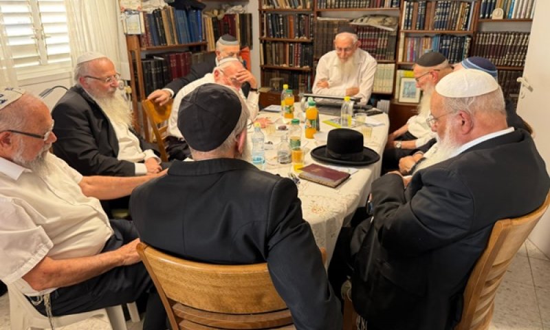 כינוס הרבנים בביתו של הרב יעקב אריאל [צילום: איילת שליסל]