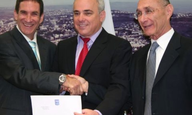 יפתח רון טל (משמאל) עם השרים לנדאו ושטייניץ, היום [צילום: יח"צ]