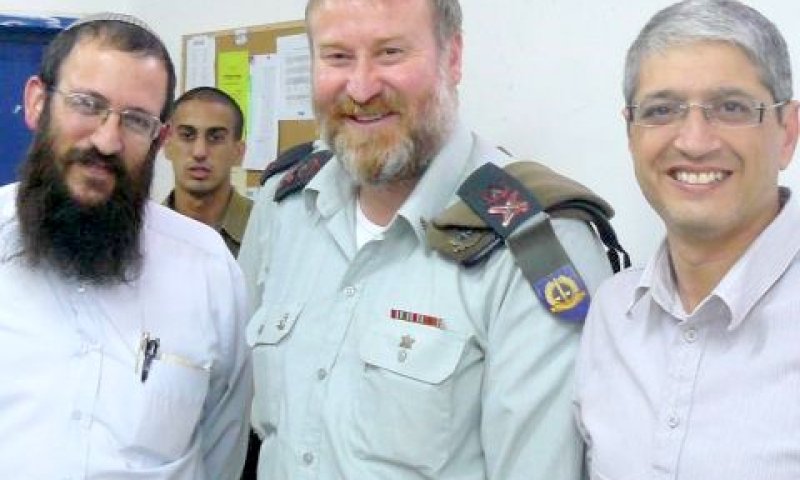 מנכ"ל המכינה הקדם צבאית בלוד אהרון אטיאס ראש המכינה וראש המכינה הרב עוזיאל חובב עם הפצ"ר אביחי מנדלבליט