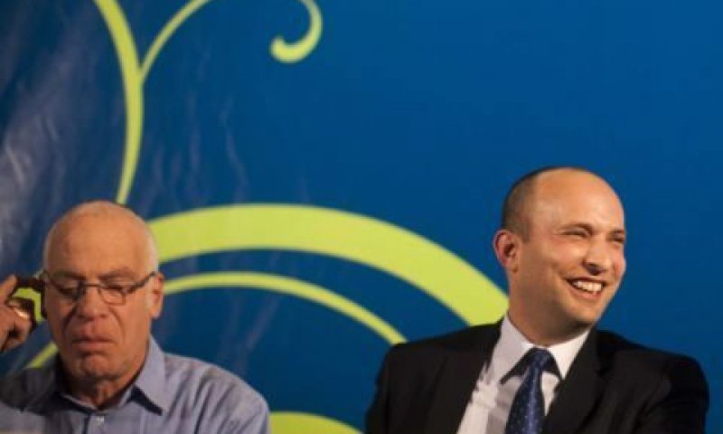 בנט עם ראש צוות המו"מ [צילום: פלאש 90]