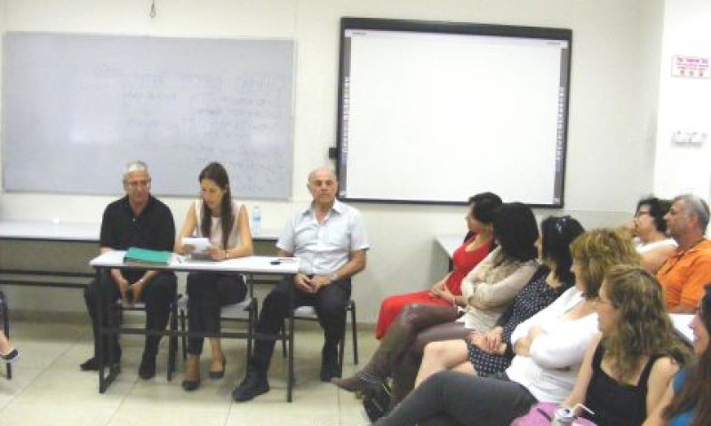 נשיא המרכז האקדמי כרמל פרופ' נחום ביגר (מימין) מברך את הסטודנטים הבוגרים לקראת הבחינה שתיערך בע"פ. לצידו &ndash; עו"ד גלי שנל [צילום: מרכז אקדמי כרמל, יחסי ציבור]