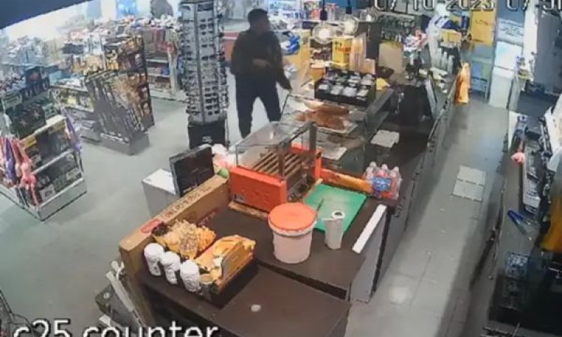 פשיטת מחבלי חמאס על תחנת הדלק בקיביץ מגן [צילום: מצלמת אבטחה]