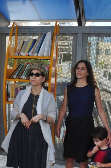 האדריכלית שרון איילון והשחקנית קרן מור