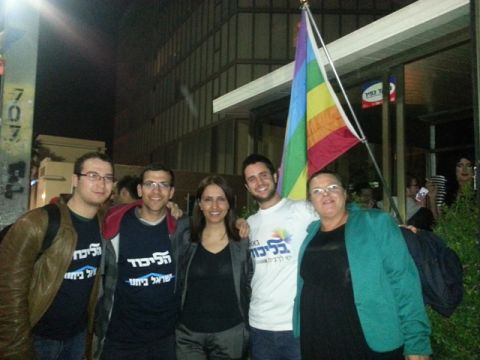 גילה גמליאל (במרכז) מחובקת עם חברי הקהילה [צילום: גיל קול]
