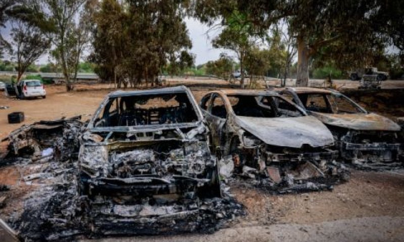 כלי רכב שרופים ברעים [צילום: חיים גולדברג/פלאש 90]