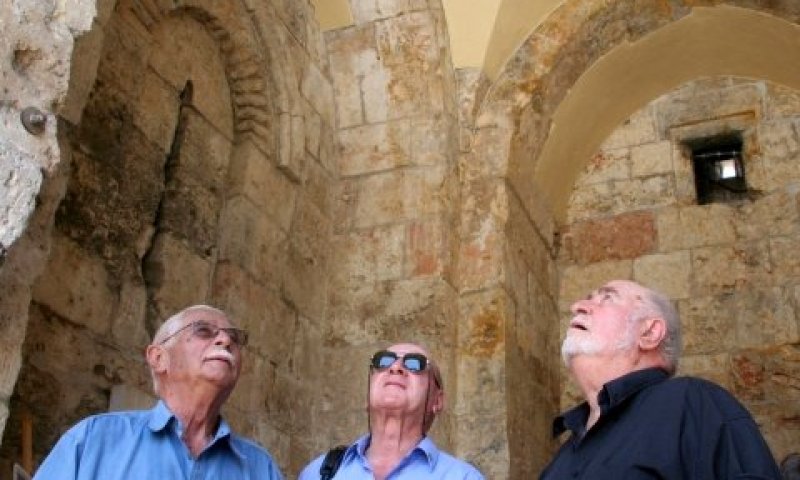 לוחמי תש"ח שמואל חנין, מוטקה בן פורת ואביזוהר נחשון - בשער ציון [צילום: רשות העתיקות]