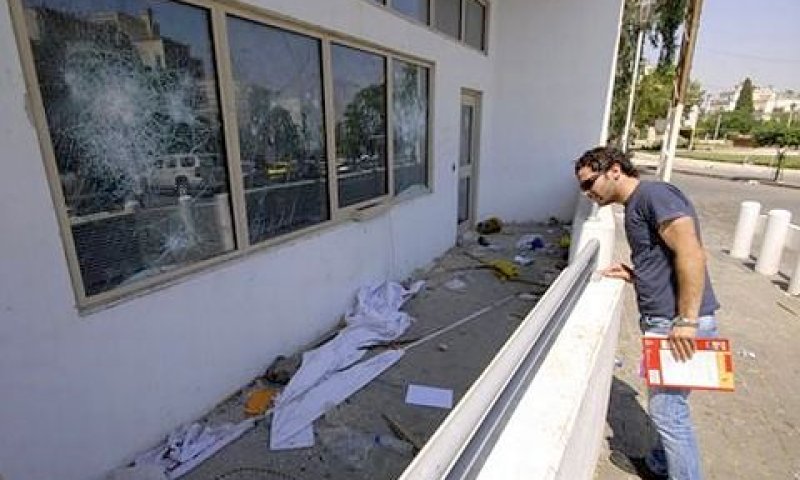 אדם בוחן את הנזק בשגרירות [צילום: AP]